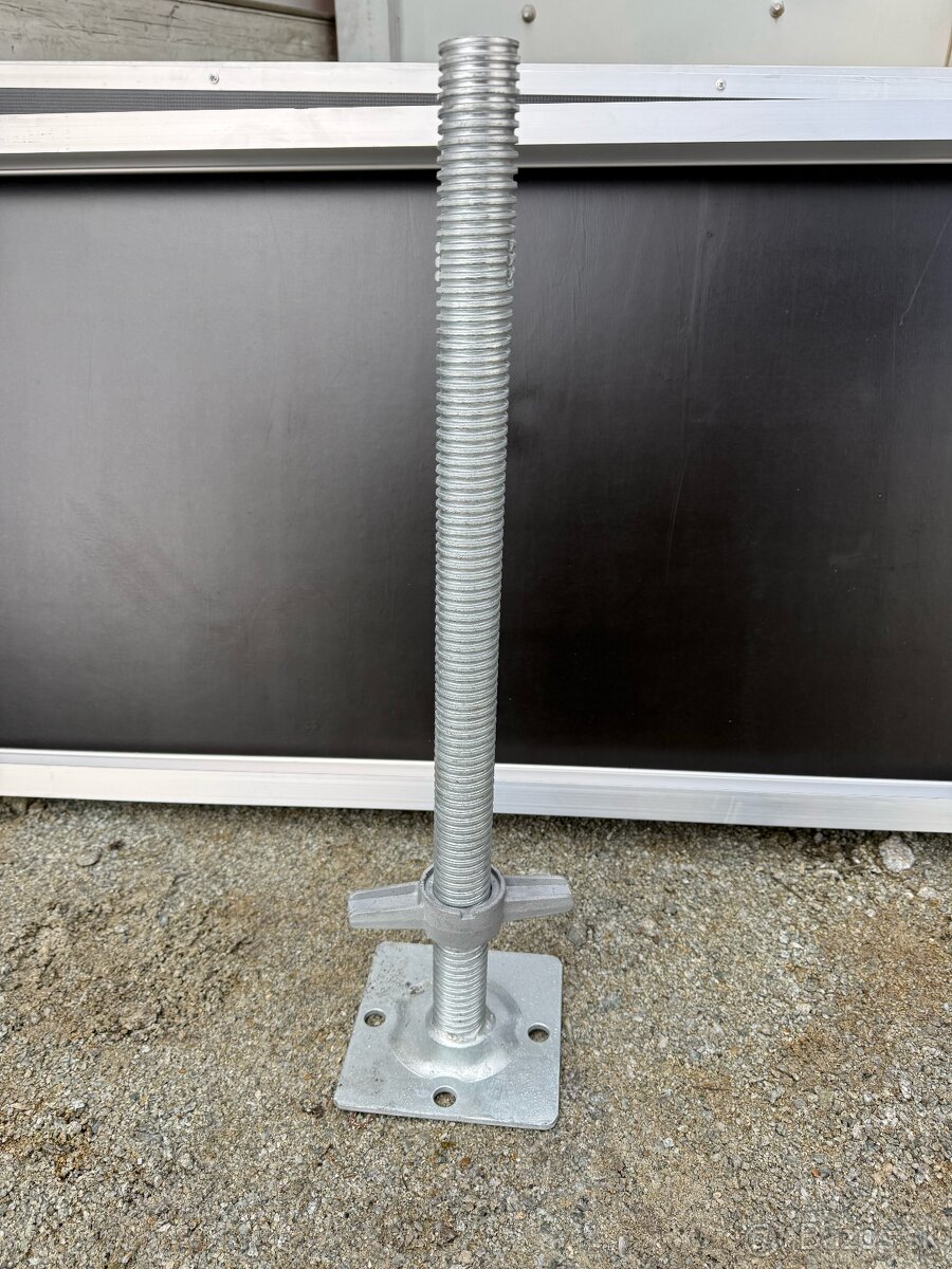 Nastavitelne nohy na Lešenie