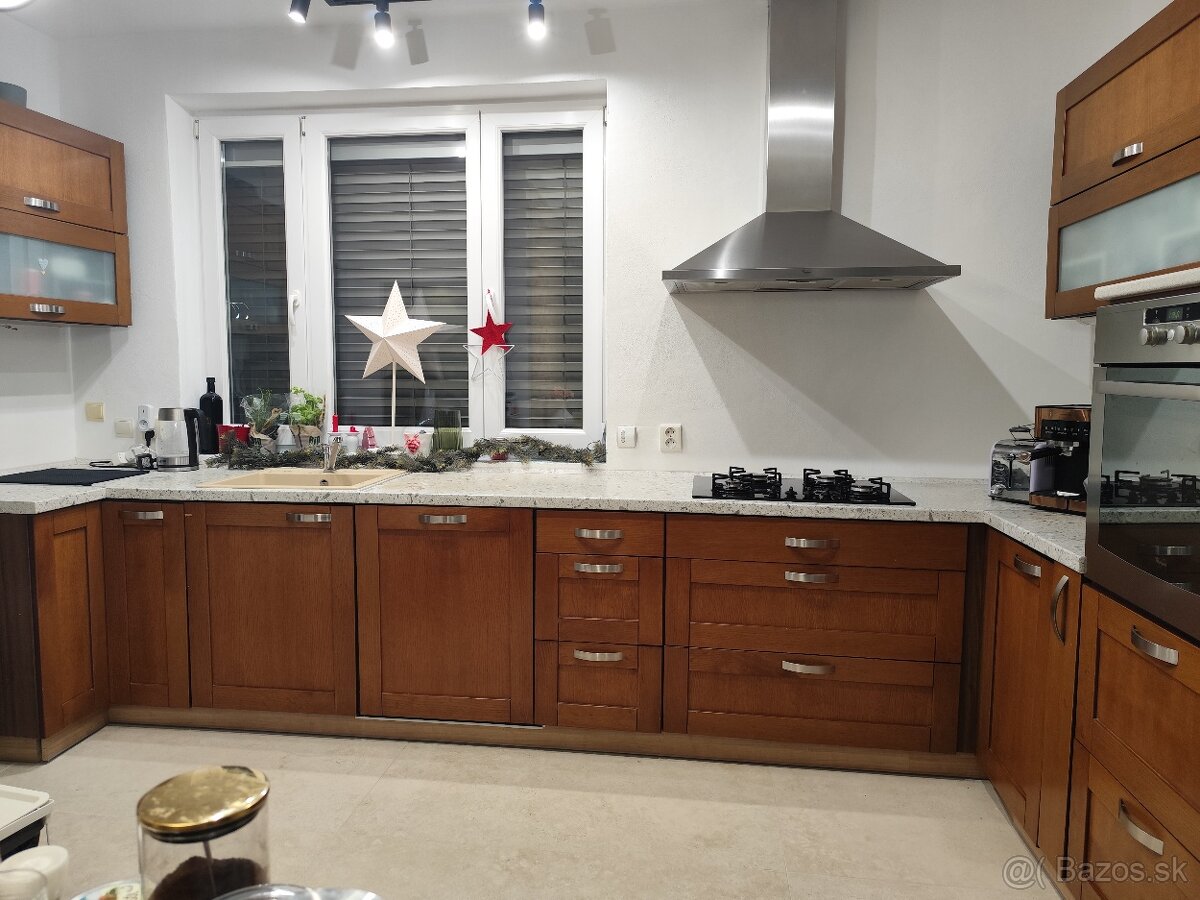 Kuchynská linka so spotrebičmi