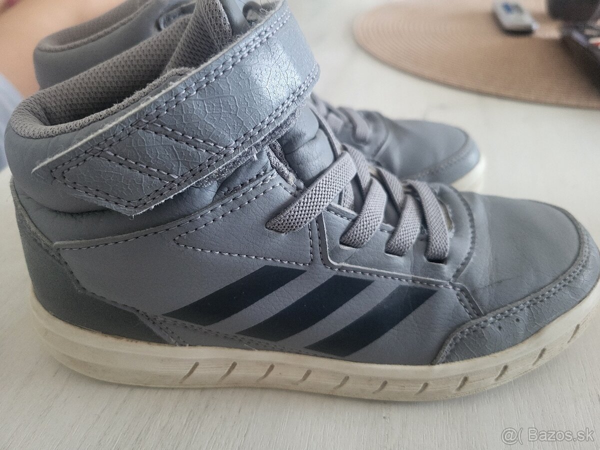 Adidas -vyššia jesenná nepremokavá obuv.