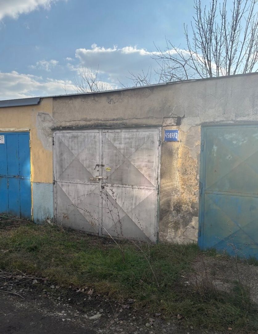 Garáž 18 m2 na Odborárskej ulici, PREDAJ