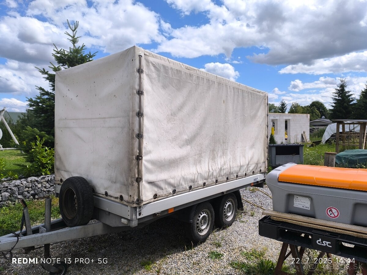 Brzdený prívesný vozík Agados VZ 33. Celková max 2700kg.