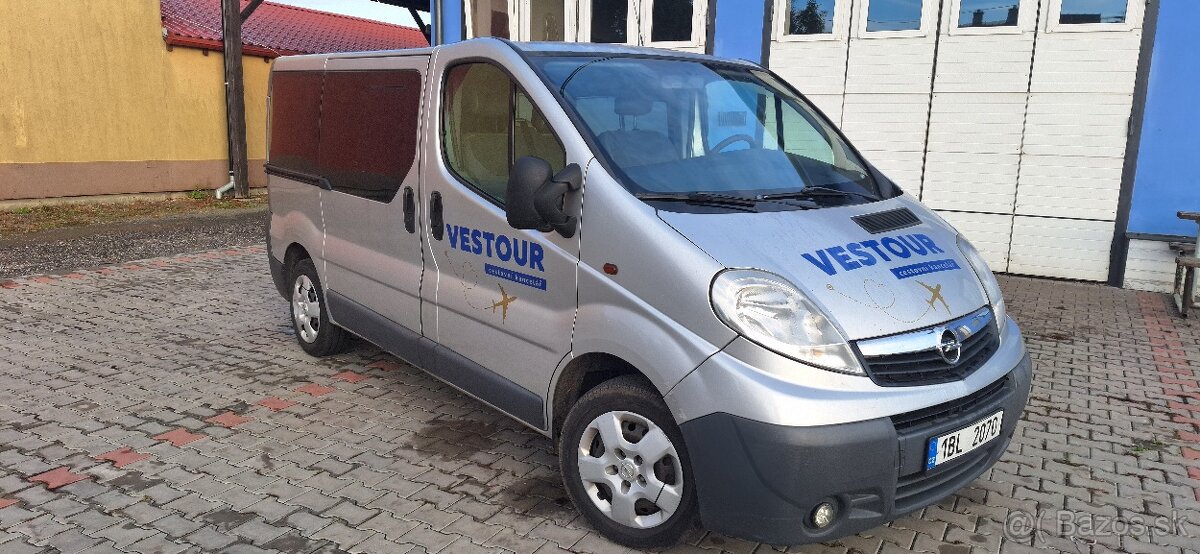 Opel vivaro bus