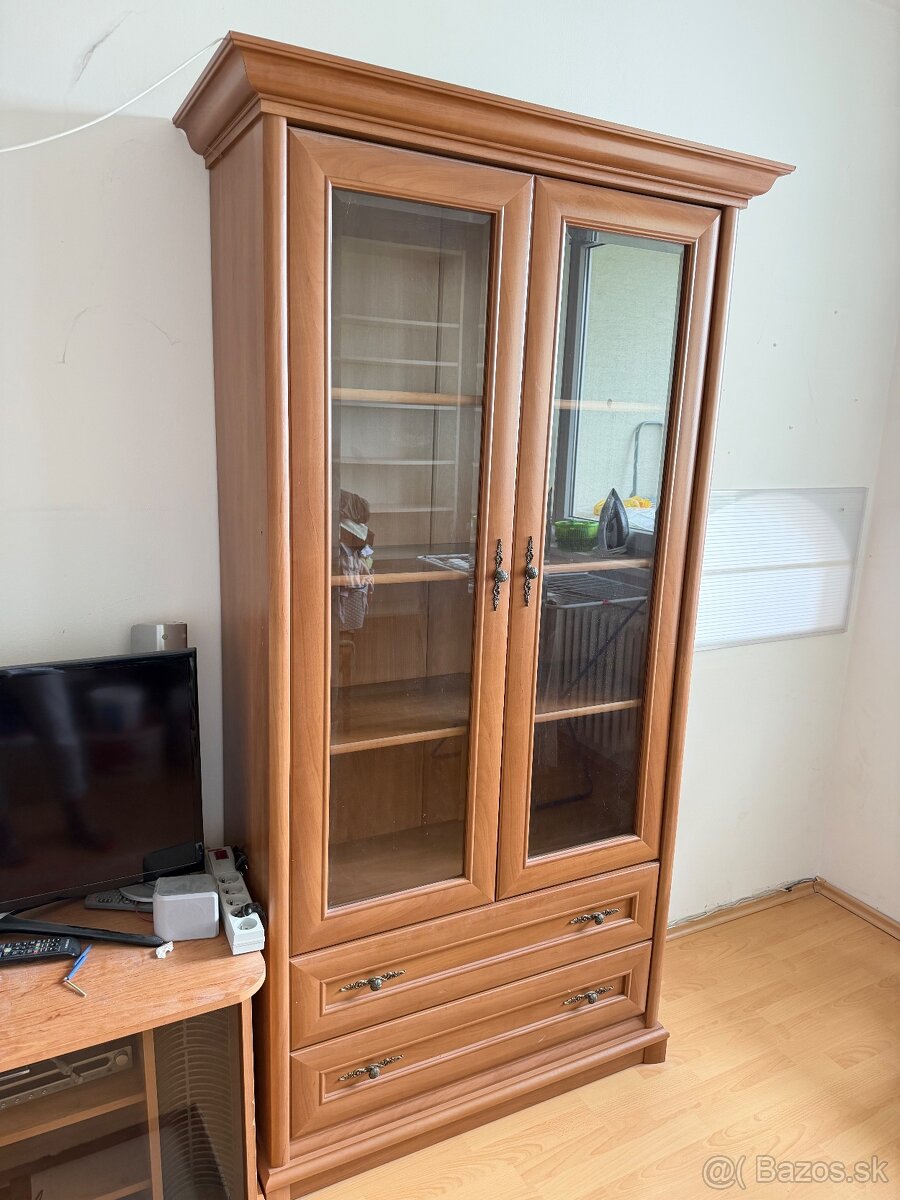Kvalitná vitrína z dreva