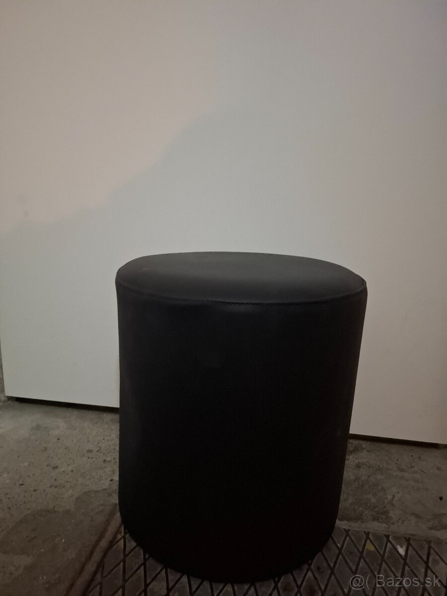 Dobrý deň, predám 2 čierne okrúhle taburetkay- nevyuživané.