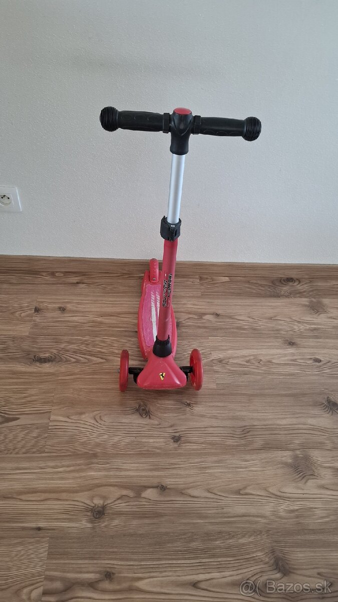 Kolobezka Ferrari Chorvatsky Grob
