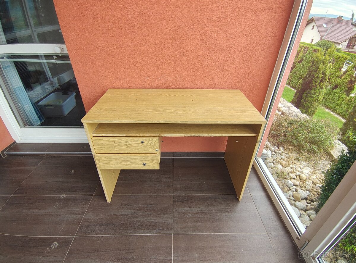 Darujem starší písací stôl