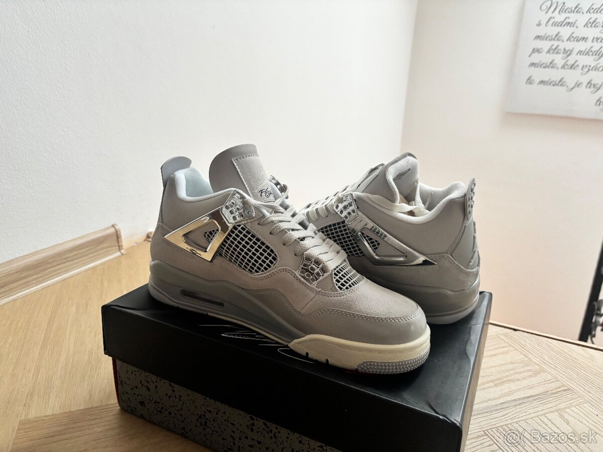 Air Jordan 4 frozen moments