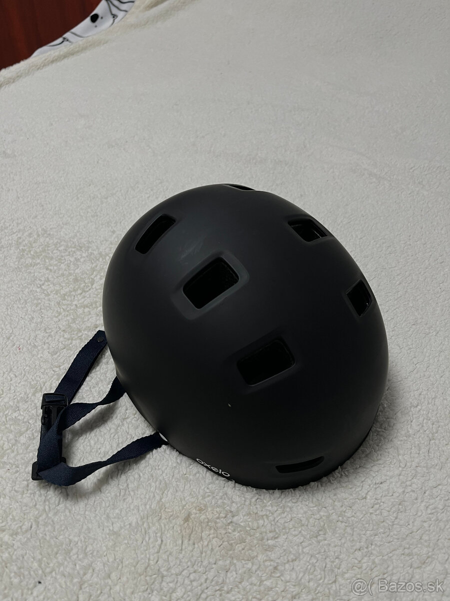 Prilba značky Oxelo