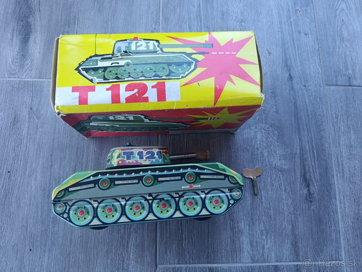 Stará plechová hračka tank T 121