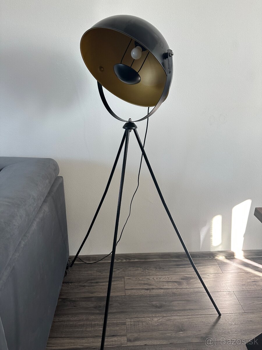Stojaca lampa