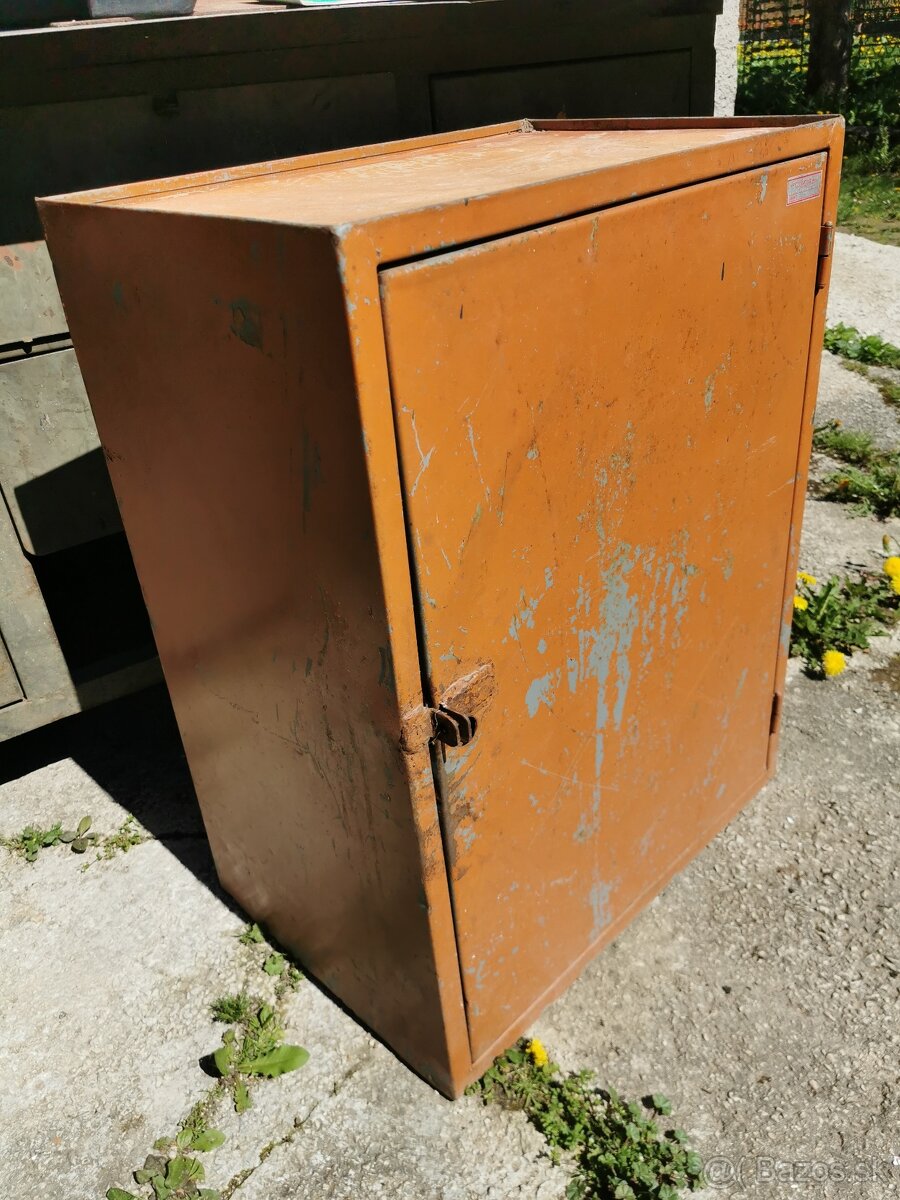 Plechové skrinky,regale,poličky do dielne a pod...