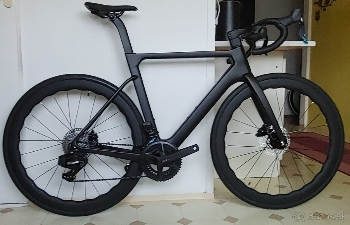 Kompletný karbónový cestný bicykel s elektronickou prehadzov