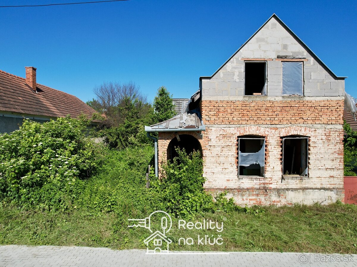 Na predaj rodinný dom s pozemkom 3 504m² Tesárske Mlyňany