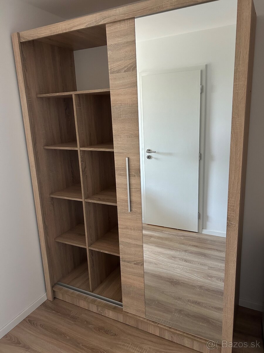 Šatníková skriňa