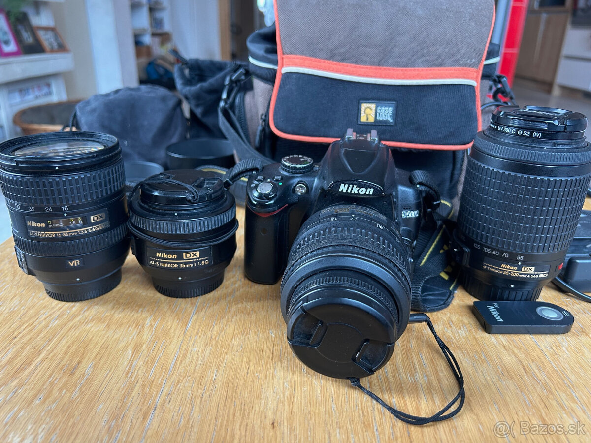Nikon D5000 + Nikon DX 16-85 mm, 55-200mm, 35 mm a 18-55mm