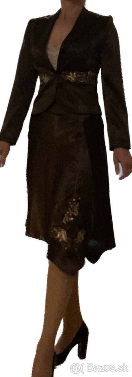Slávnostný kostým čokoládovej farby