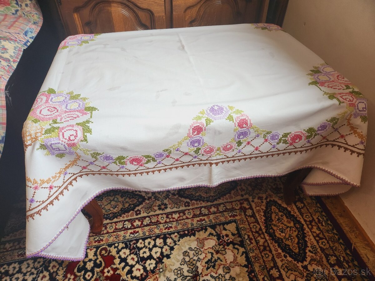 Nádherný biely obrus zdobený veľkými košami s ružovými a fia