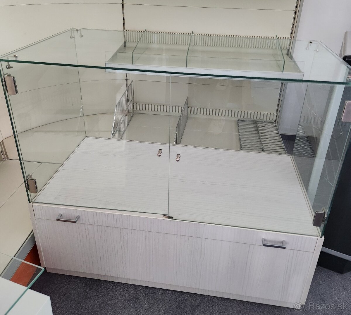 Sklenená biela vitrína