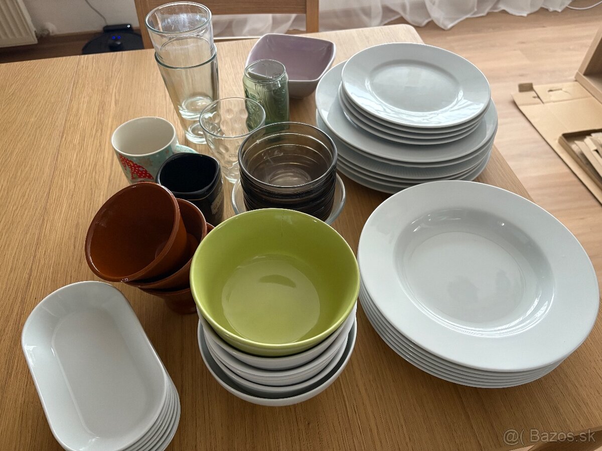 Rezervované : Darujem za odvoz taniere, poháre, misky
