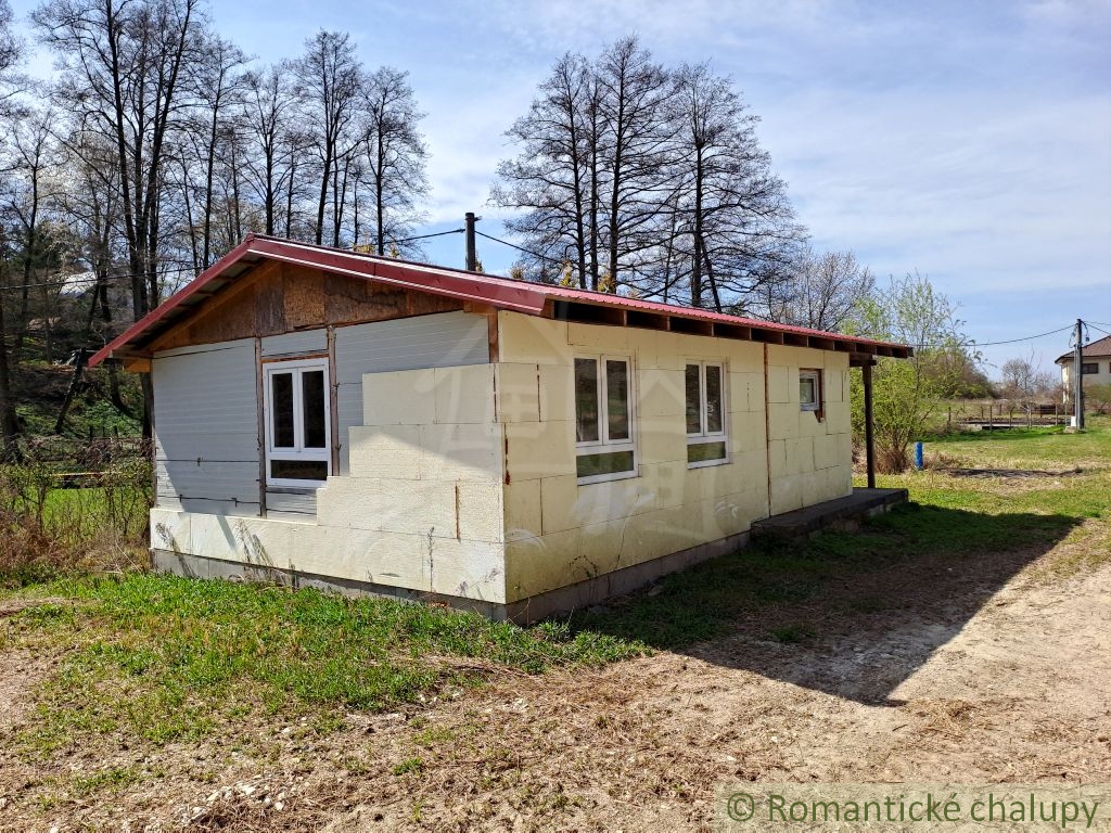 Rozostavaná chatka v rekreačnej oblasti Moravany nad Váhom