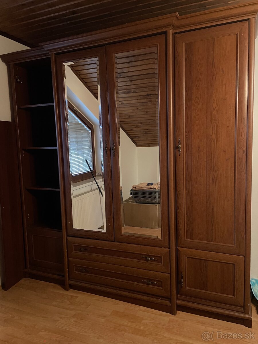 Skriňa šatníková