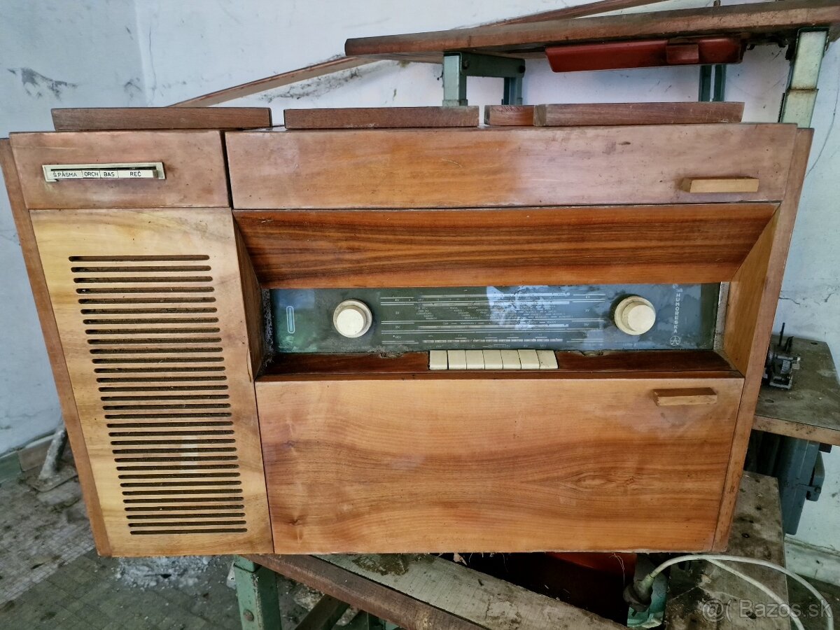 Starožitné rádio s gramofónom