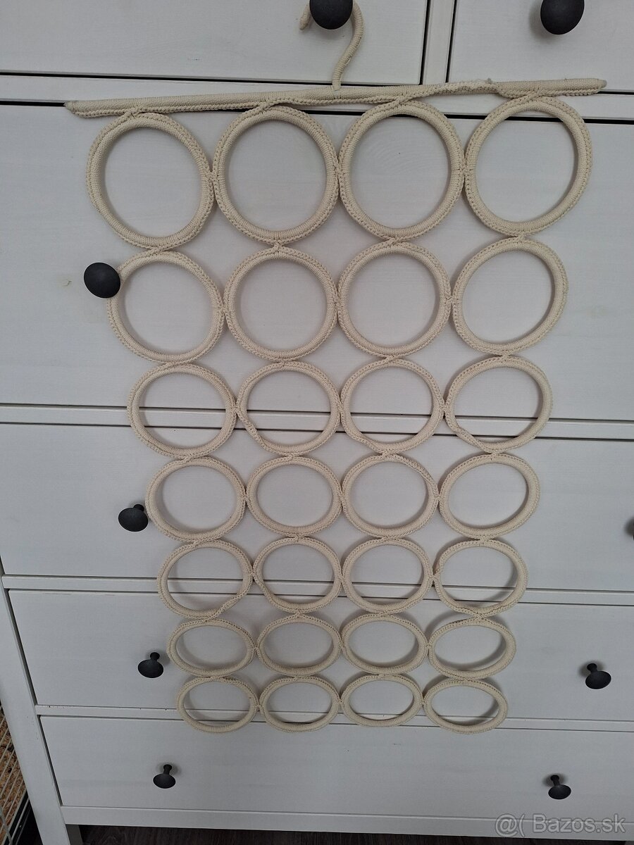 Kremovy vesiak ikea