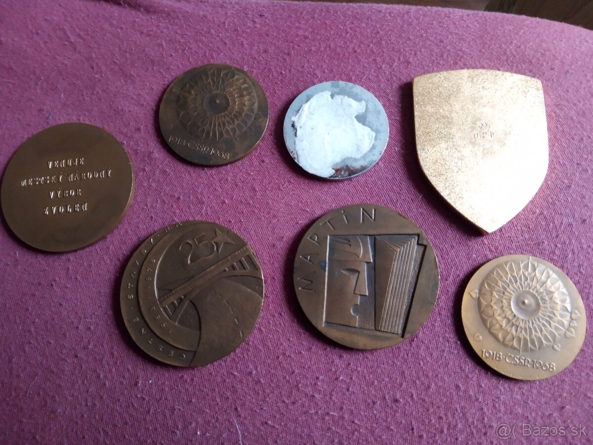 Odznaky ,medaile, plakety, prívesky.