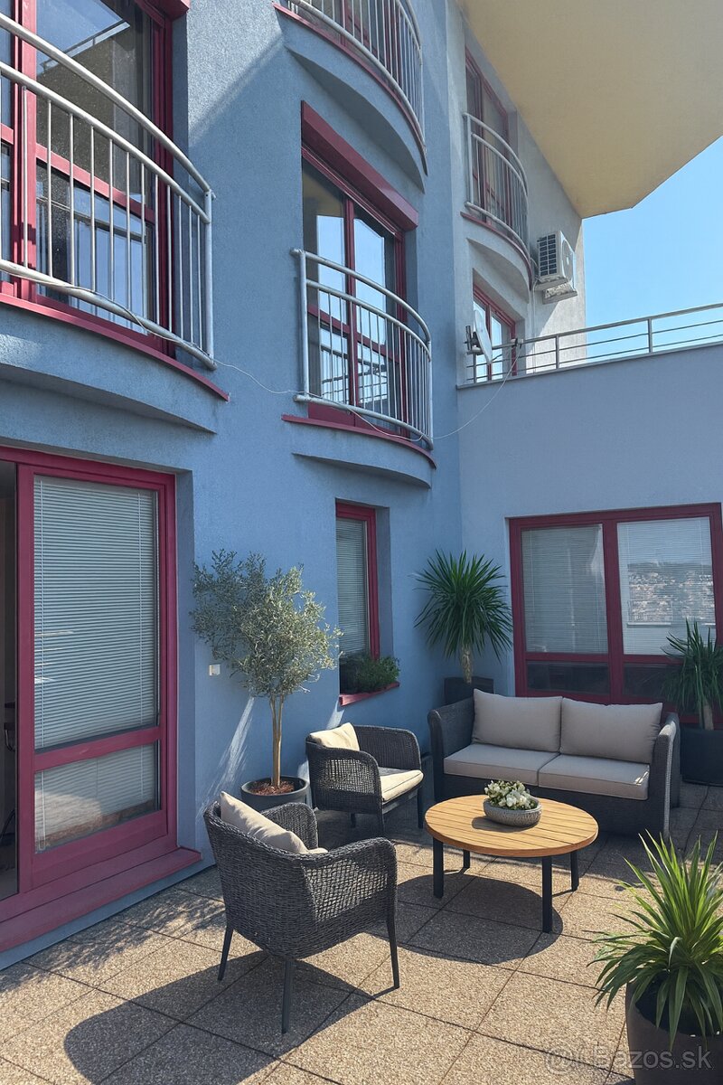 Čarovný panoramatický  výhľad na Bratislavu z 21. poschodia 