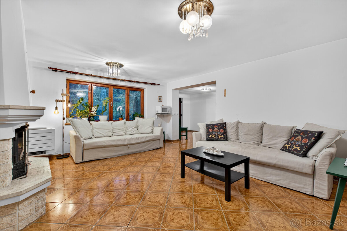 Na predaj - Priestranný 5-izbový rodinný dom s krytým bazén