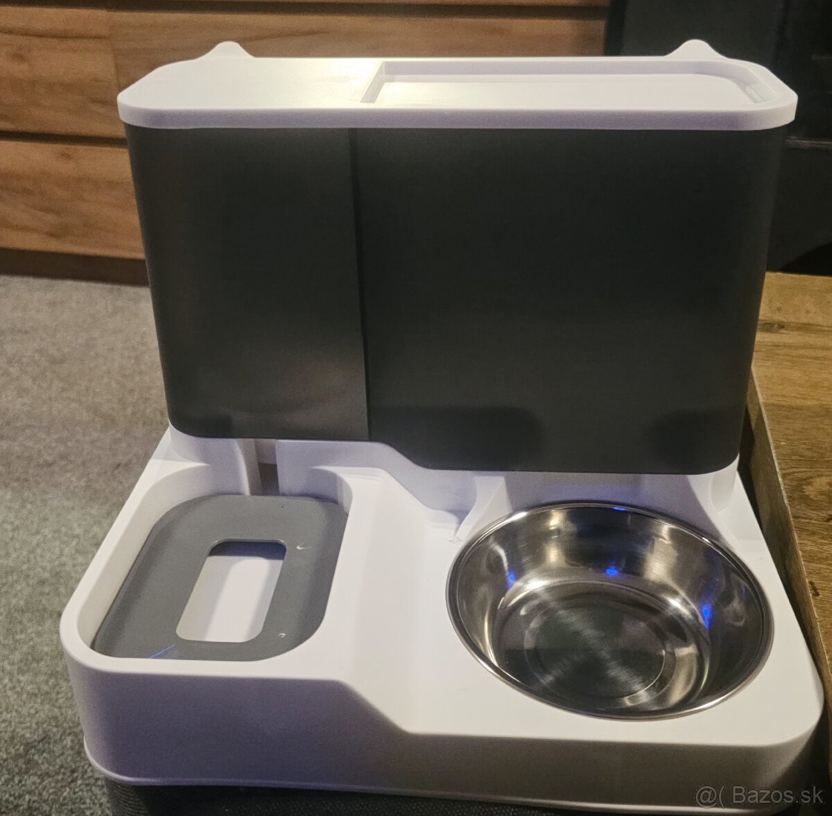 Dávkovač na vodu a granule