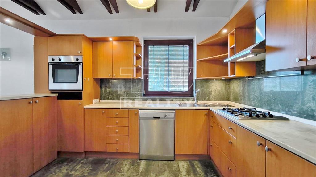 Rodinný dom - 2 samostatné byty, priestranná terasa a...