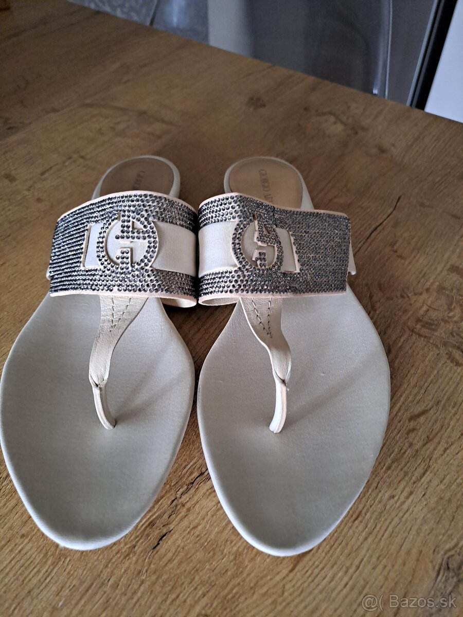 Nove topánky, slapky Giorgio Armani