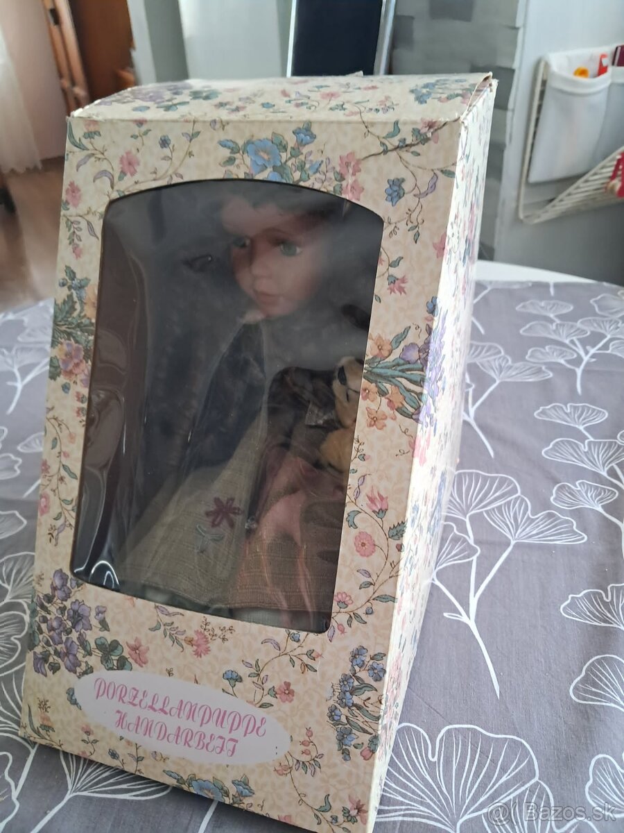 Porcelánová bábika