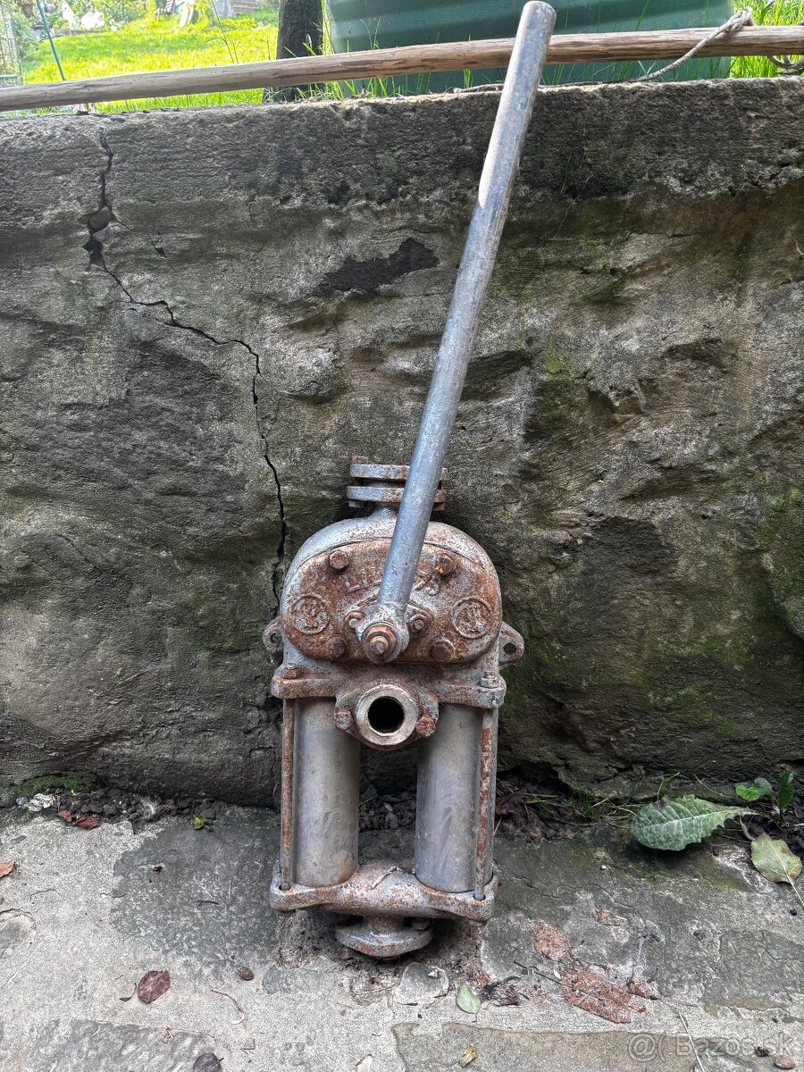 Dvojpiestová ručná pumpa