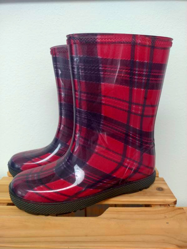 červene kockovane topanky gumáky Demar