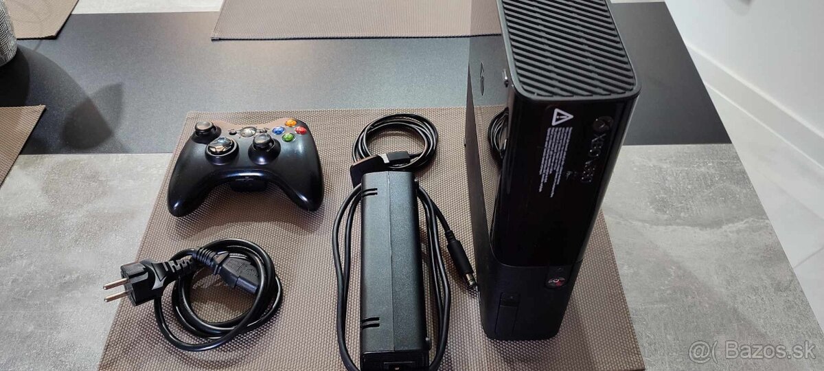 Predám Xbox 360 E premium 250gb +Assassin's creed 2