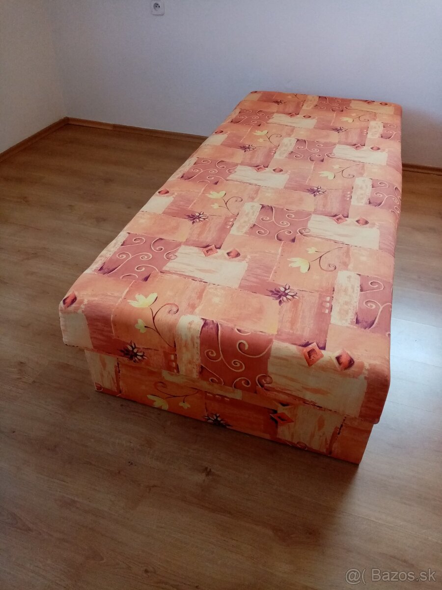 Posteľ s úložným priestorom