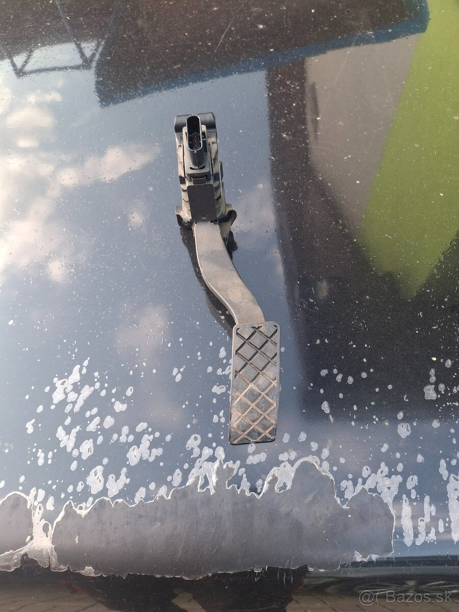 Plynovy pedal octavia 3