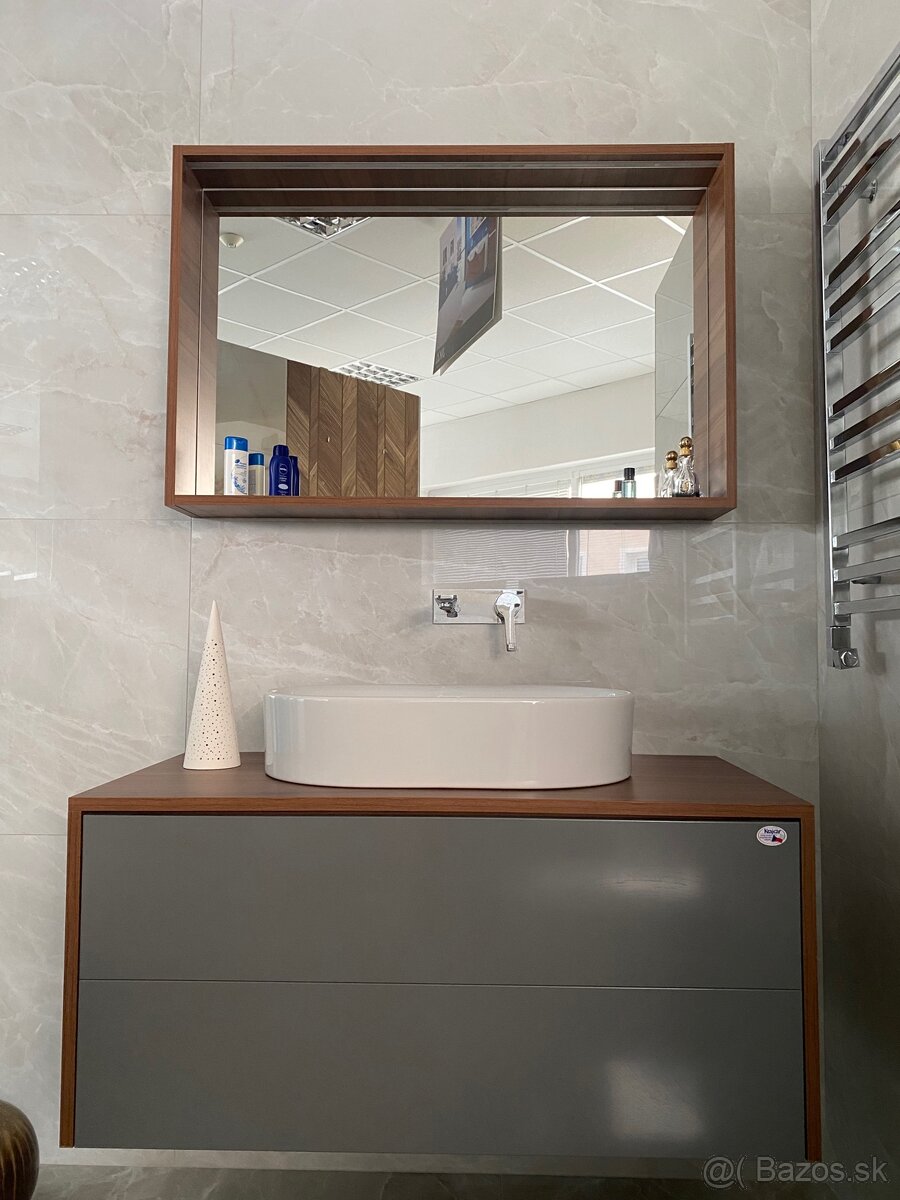 Umyvadlová skrinka so zrkadlom