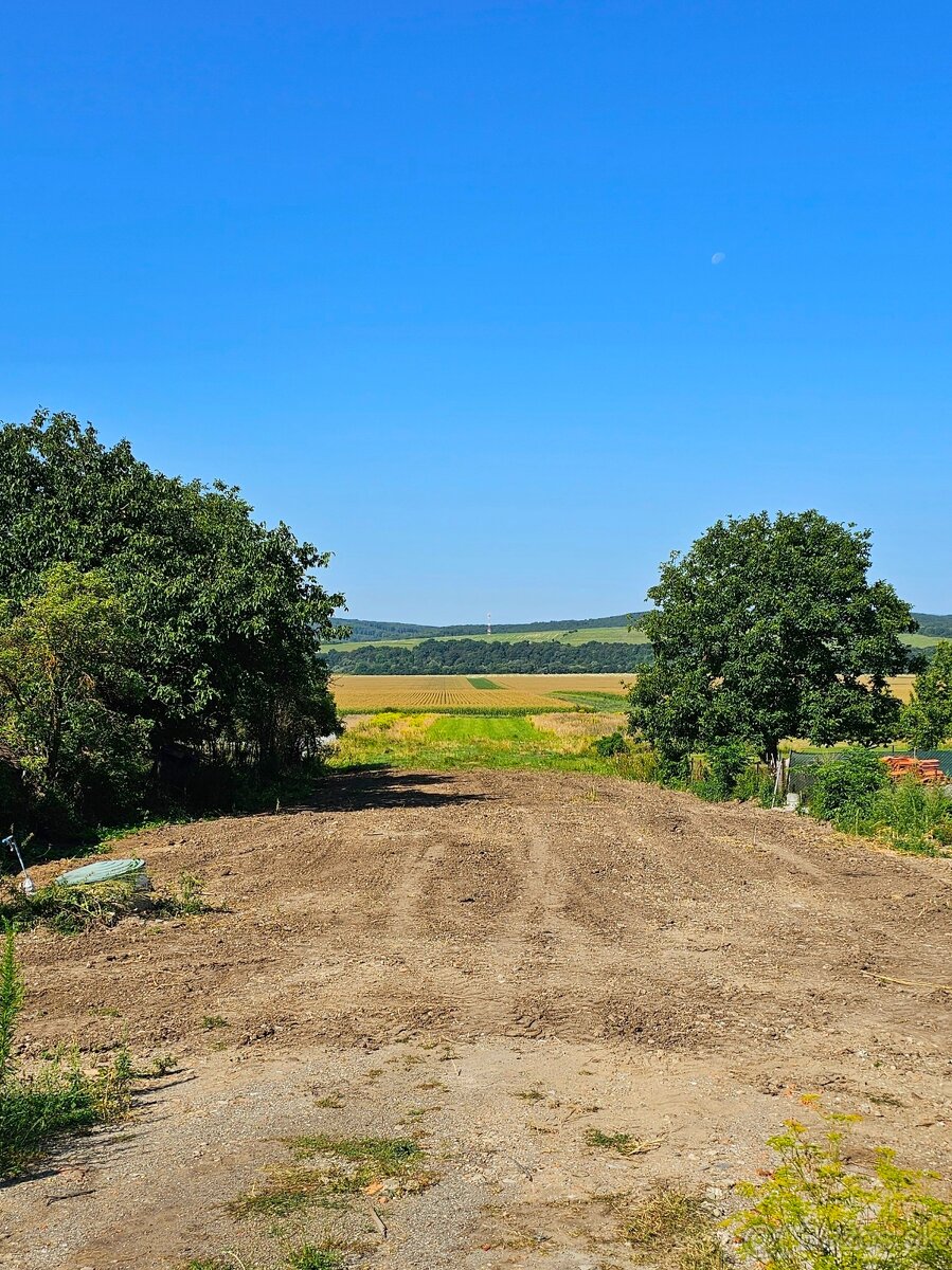 Stavebny pozemok 1300 m2  15 min. od Kosic