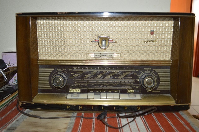 predam velmi pekne starozitne radio PHILIPS