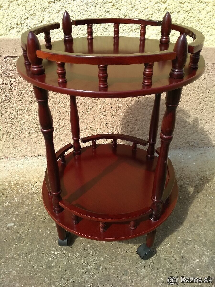 Barový stolik na kolieskach