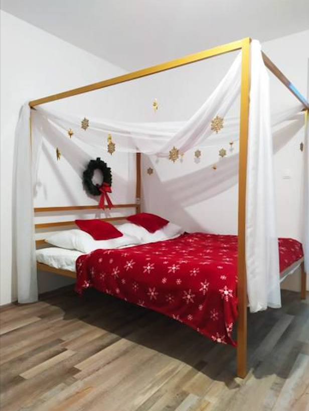 Zlatá kovová posteľ