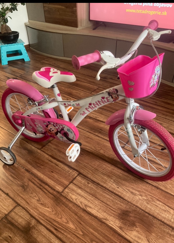 Dievcensky bicykel s pomocnymi kolieskami