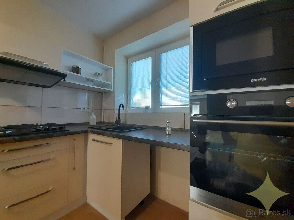 Na predaj ZREKONŠTRUOVANÝ 2-izbový byt s dvorom a GARÁŽOU v