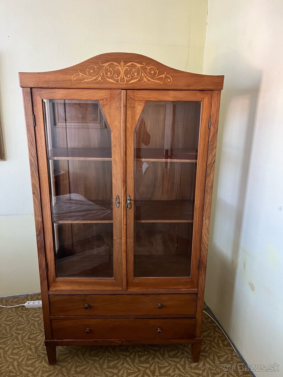 Starožitná vitrína (20.–30. roky, pôvodné sklo, masív