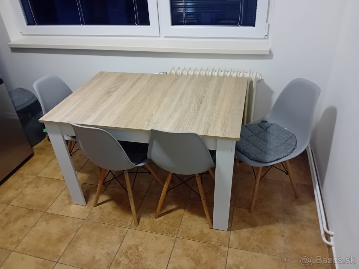 Jedálenský stôl a stoličky