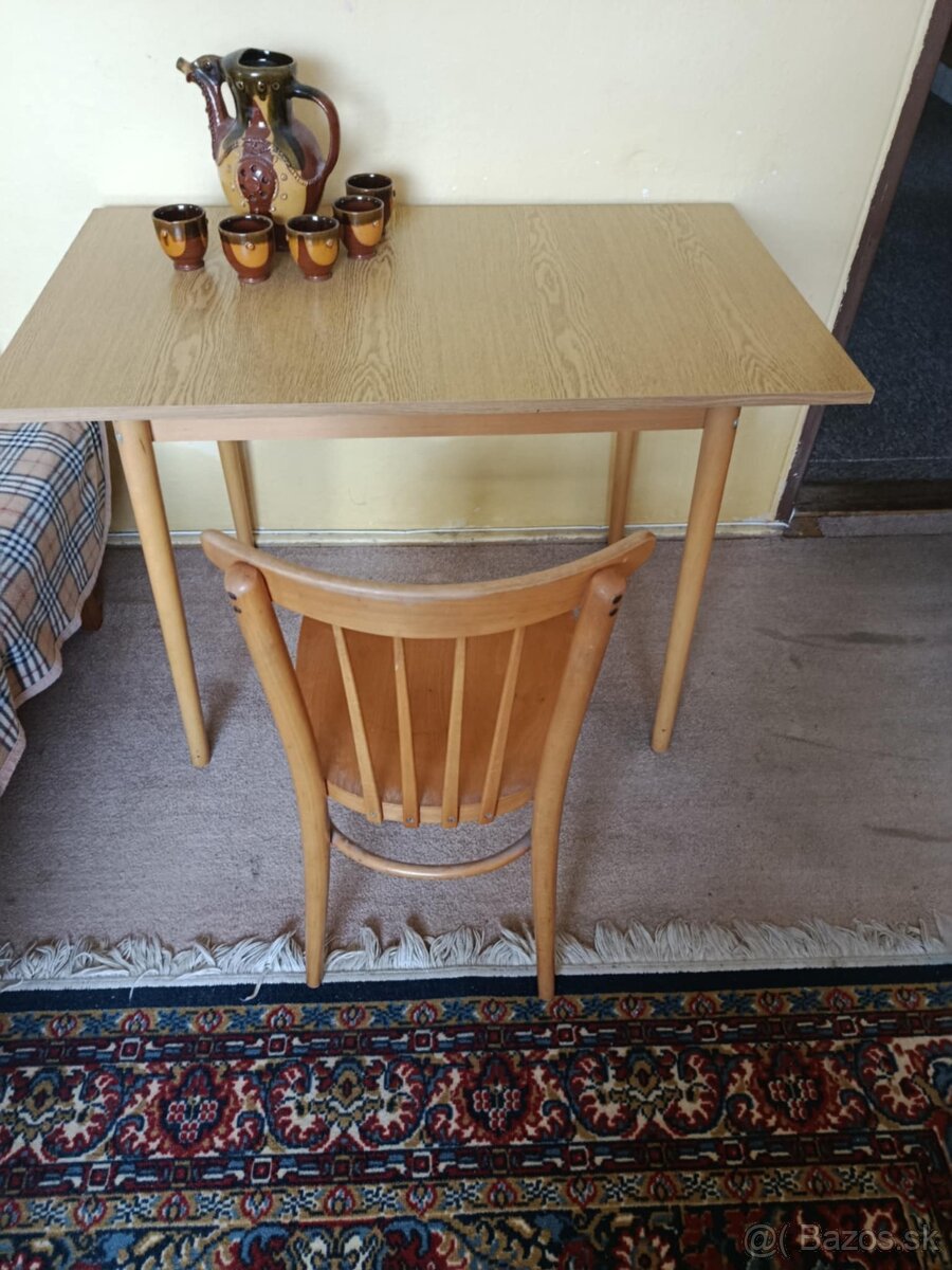 Jedálenský stôl + 2 stoličky