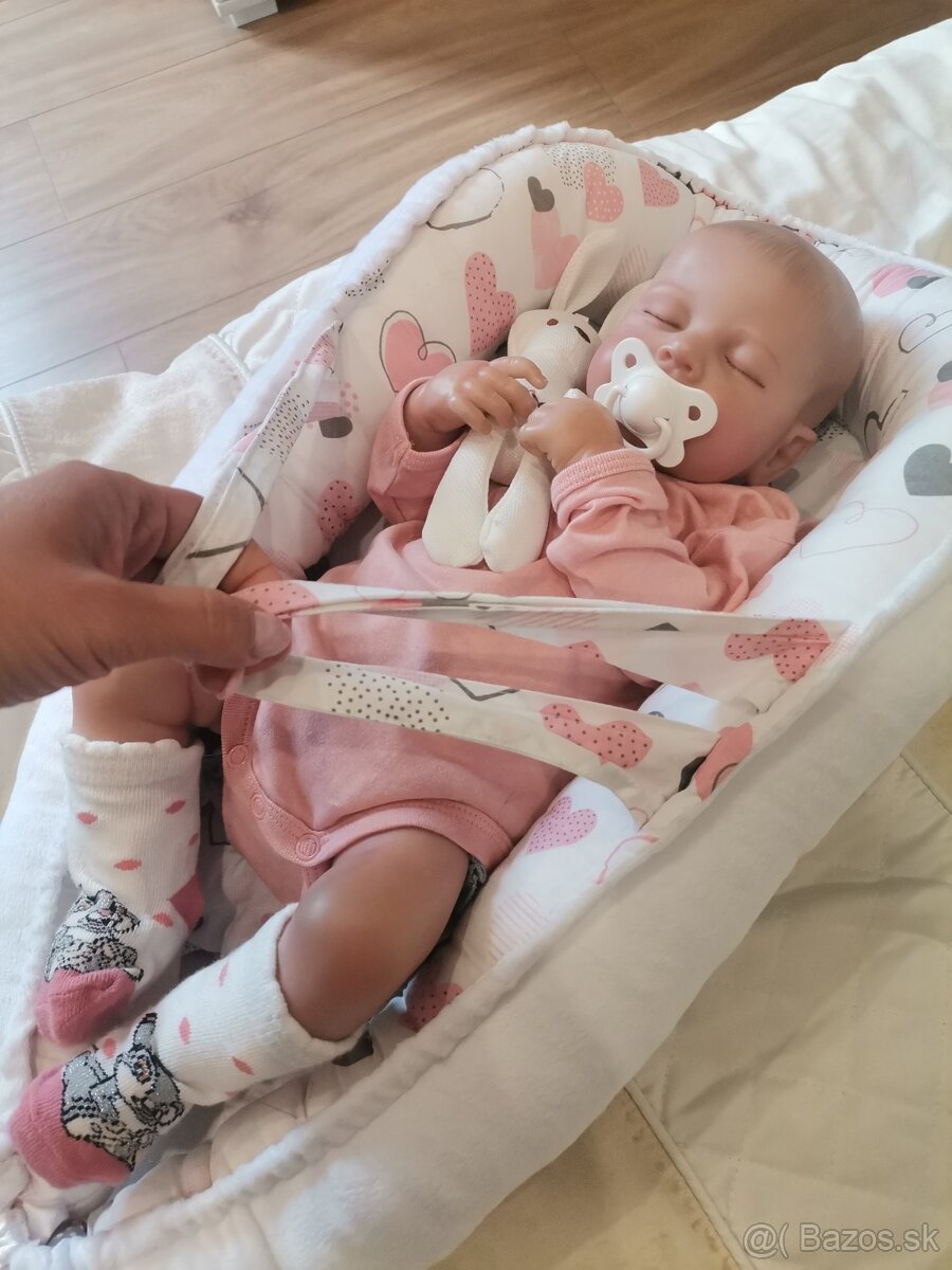 Realistická bábika